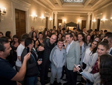 Στο Μαξίμου μαθητές και καθηγητές από ομογενειακό σχολείο στις ΗΠΑ (φωτό)